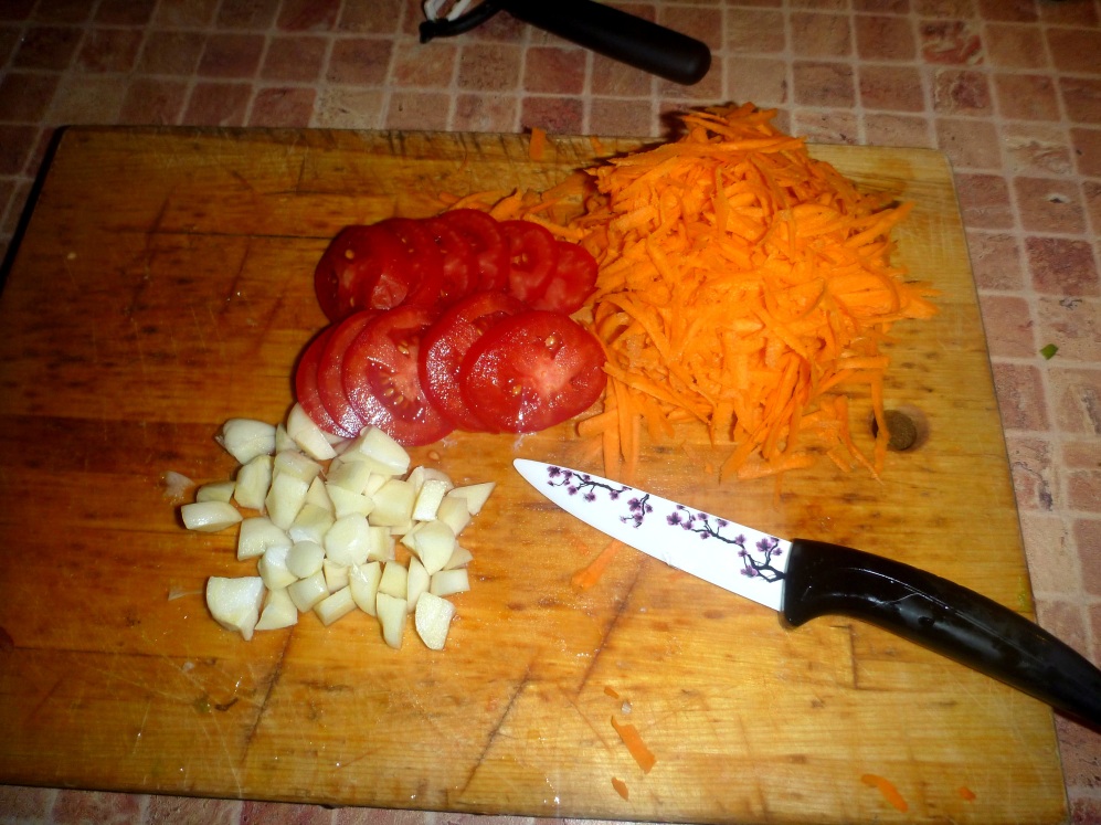 Керамический нож и овощи