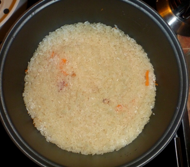 Рис кладем в форму мультиварки
